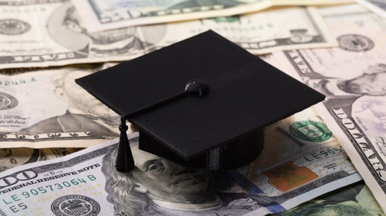 StudentLoans LonasCochran AdobeStock